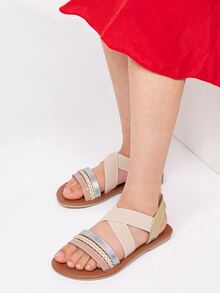 女孩編織細節露跟涼鞋