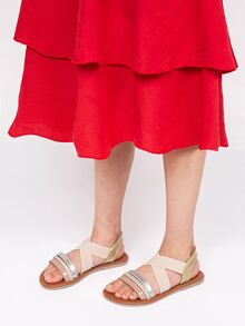 女孩編織細節露跟涼鞋