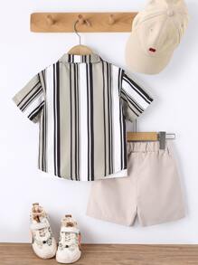小男童條紋圖案襯衫和短褲和背心上衣