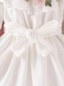 SHEIN 嬰兒花卉刺繡貼花挖肩繫腰帶連衣裙 - 白色 - 查看 4
