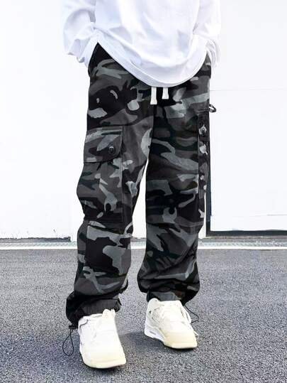 بنطلون كارجو رجالي فضفاض مطبوع بطبعة الكامو مع جيوب بغطاء وخصر مربوط بسير، موسم الخريف