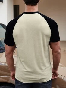 Manfinity 男士王冠和字母圖案插肩袖T恤 - 卡其色 - 查看 2