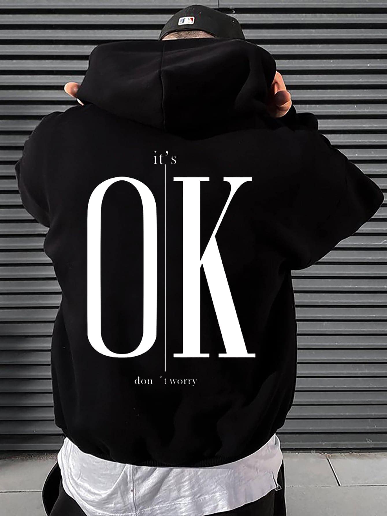 Manfinity EMRG Hombres Capucha con estampado de slogan con cordón - Negro - Ver 1