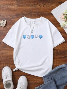 SHEIN 這款卡通人物臉孔和標語印花T恤，專為十歲至十幾歲的女孩設計，風格俏皮有趣。可愛卡通人物臉孔和幽默標語展現她們的活潑性格。舒適的面料適合日常穿著，容易搭配。俏皮的卡通設計和幽默的標語展現獨特品味和個人魅力。簡單的風格適用於各種場合。這款T恤是十歲至十幾歲女孩衣櫃的時尚選擇，讓她們展現幽默和可愛之餘，穿著時散發時尚和充滿活力的氛圍。 - 白色 - 查看 2