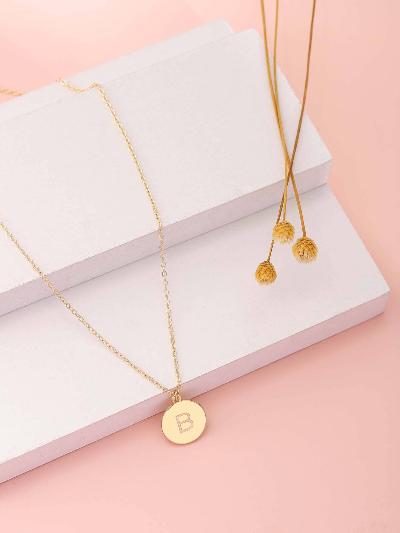 Collar con diseño de letra con diseño de redondo - Amarillo Oro - Ver 1