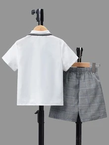 SHEIN 2入組年輕男孩休閒寬鬆運動套裝短袖衫和短褲，拼色款式