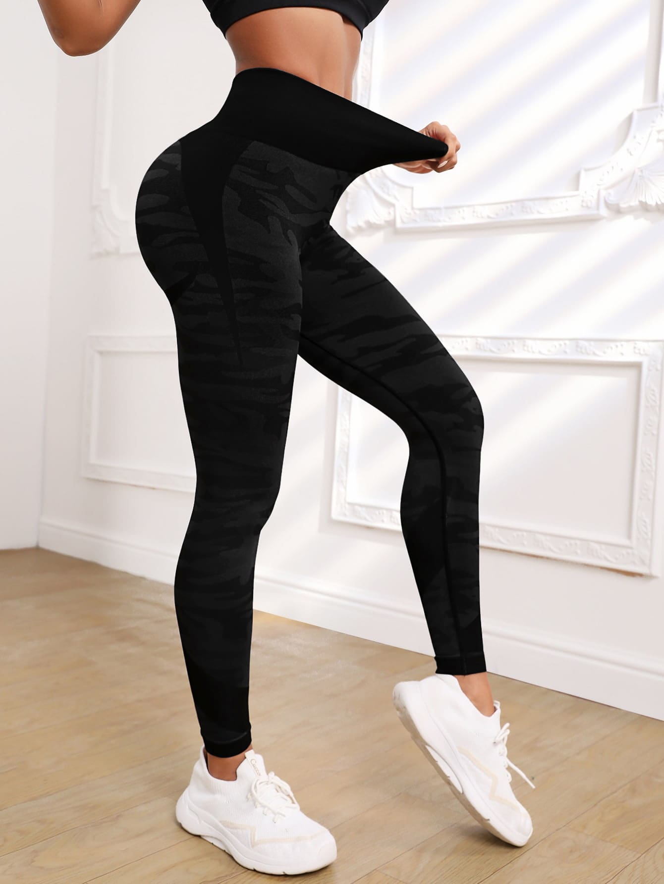 Yoga Trendy Mallas de entrenamiento con estampado de camuflaje Leggings atléticos sin costuras con control de barriga y estiramiento alto - Negro - Ver 1