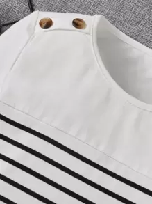 SHEIN Camiseta casual com estampa listrada e detalhe de botão para meninas pré-adolescentes
