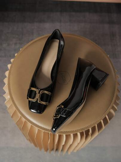 秋冬女士高跟鞋，V形鞋面搭配金属搭扣，粗跟漆皮鞋面，复古时尚，舒适百搭，适合商务/工作场合，大码尺码，优雅