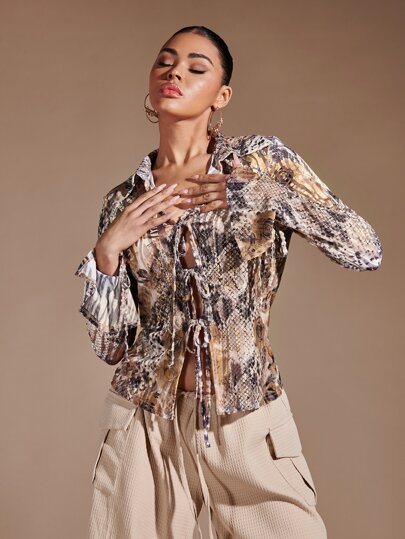 SHEIN BAE 花卉圖案和蛇紋前繫帶荷葉袖T恤