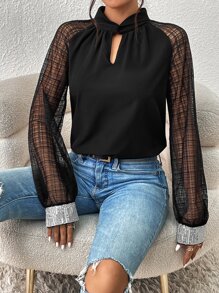 SHEIN Privé Blusa de malla en contraste con lentejuela en contraste de cuello con abertura de ojo de manga raglán