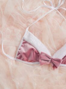 前蝴蝶結丁字褲內衣套裝和兔耳朵