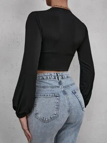 RueChic Damen einfarbige V-Ausschnitt Laternärmel Plissee Crop Top Bluse - Schwarz - Übersicht 2