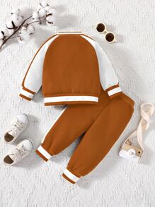 Bebé niño Cazadora de universidad con estampado de letra de manga raglán térmico con pantalones deportivos - Marrón - Ver 2