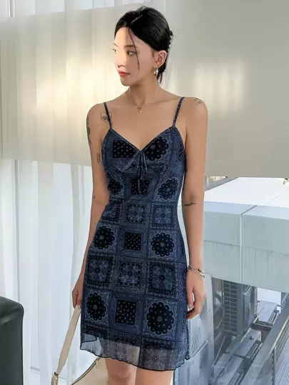 DAZY 佩斯利絲巾圖案前繫帶網紗吊帶連衣裙