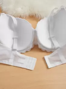 Biustonosz push-up z koronkowym panelem i kokardą z przodu, wykończony falbanką, bielizna