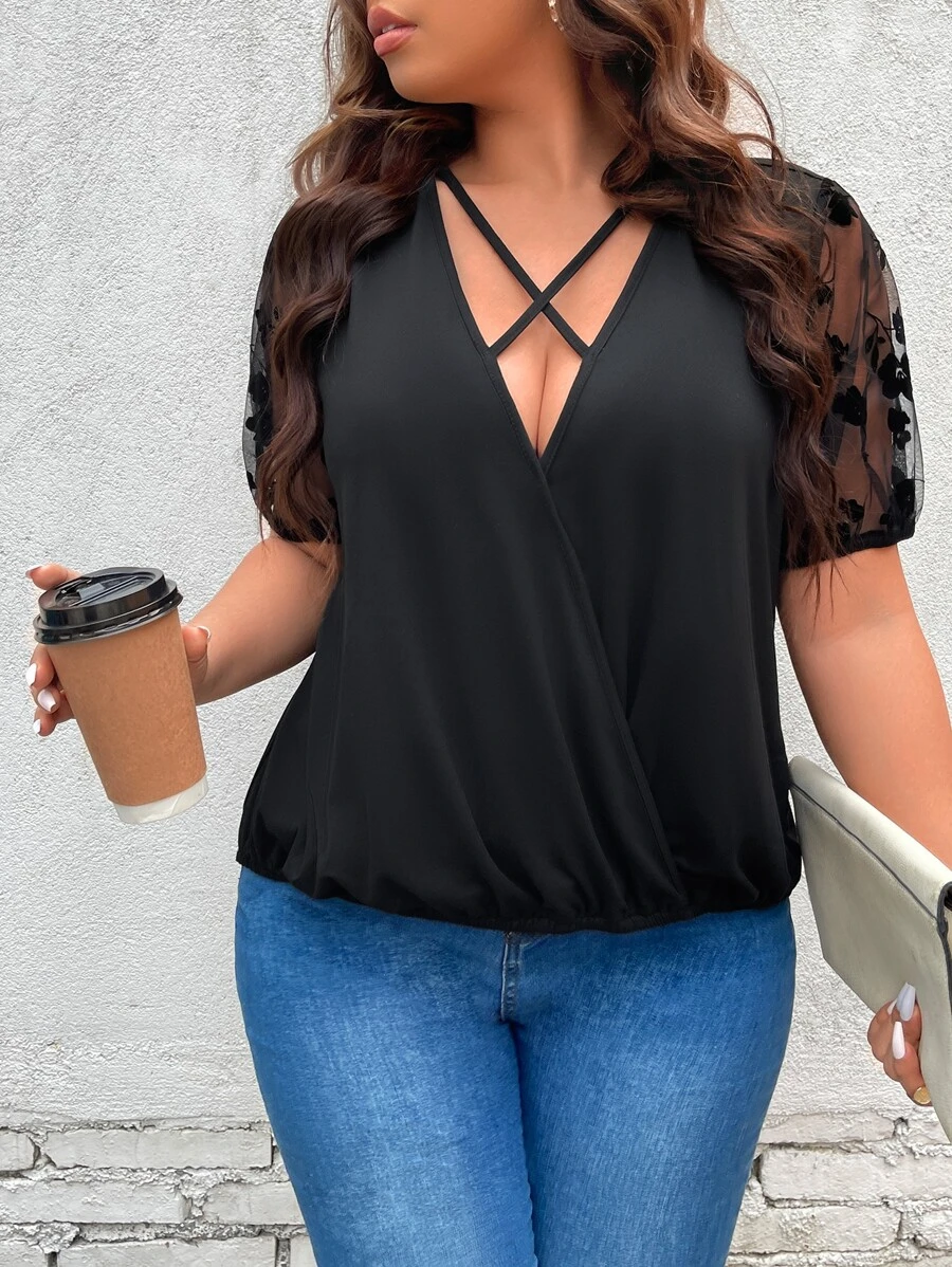SHEIN LUNE 大碼網紗拼接前交叉T恤 - 黑色 - 查看 1