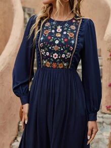 Vestido con bordado floral bajo con fruncido - Azul Marino - Ver 3