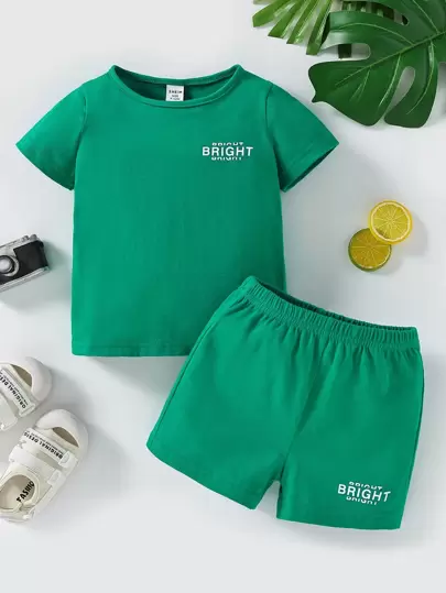 男嬰字母圖案T恤和短褲
