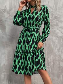 SHEIN LUNE 滿版幾何圖案鎖眼領荷葉邊繫腰帶連衣裙 - 綠色 - 查看 2