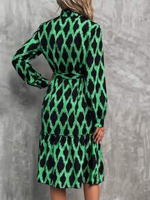SHEIN LUNE 滿版幾何圖案鎖眼領荷葉邊繫腰帶連衣裙 - 綠色 - 查看 3