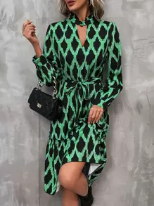 SHEIN LUNE 滿版幾何圖案鎖眼領荷葉邊繫腰帶連衣裙 - 綠色 - 查看 1