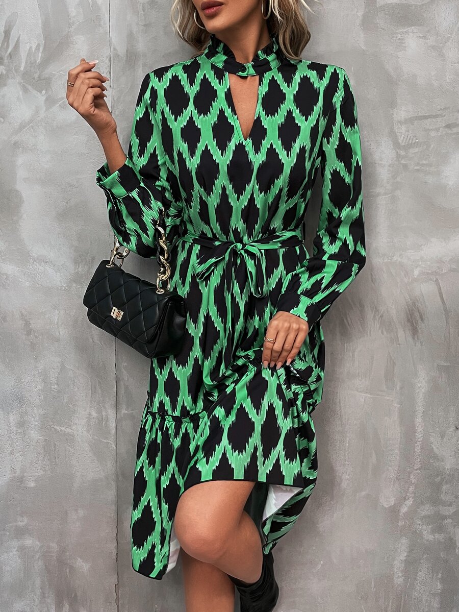 SHEIN LUNE 滿版幾何圖案鎖眼領荷葉邊繫腰帶連衣裙 - 綠色 - 查看 1