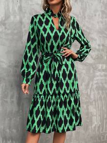 SHEIN LUNE 滿版幾何圖案鎖眼領荷葉邊繫腰帶連衣裙 - 綠色 - 查看 4