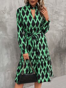 SHEIN LUNE 滿版幾何圖案鎖眼領荷葉邊繫腰帶連衣裙 - 綠色 - 查看 5