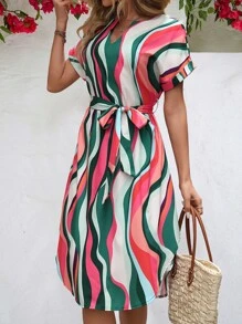 SHEIN Clasi 滿版印花缺口領蝙蝠袖繫腰帶洋裝 - 彩色 - 查看 4