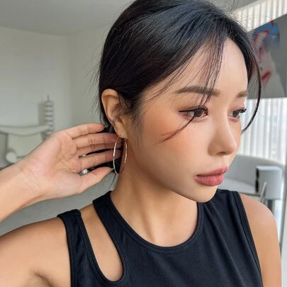 DAZY Hoa tai vòng tối giản
