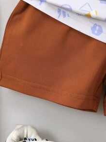 小男童汽車和字母圖案T恤和短褲