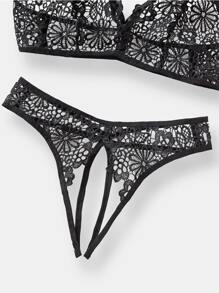 Plus Floral Lace Crotchless Lingerie Set - Black - View 4
