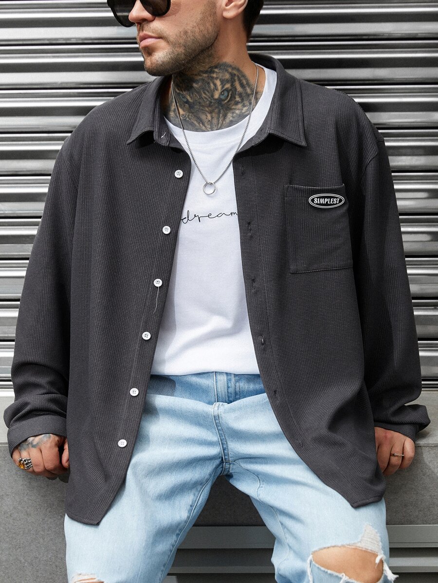 Manfinity 男士字母補丁細節前口袋襯衫 - 深灰色 - 查看 1