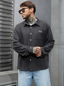 Manfinity 男士字母補丁細節前口袋襯衫 - 深灰色 - 查看 6