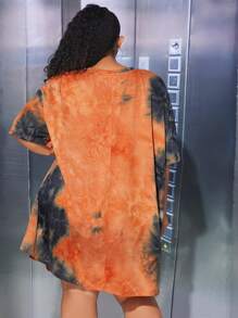 SHEIN CURVE+ Vestido estilo camiseta de hombros caídos de tie dye con estampado de letra - Multicolor - Ver 2