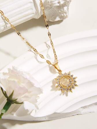 1pc Women's Stainless Steel Fashionable Sun Pendant Necklace, Suitable As Gift For All Seasons