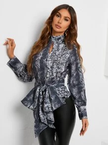 SHEIN LUNE Blusa con estampado de piel de serpiente de cuello con abertura de ojo con nudo delantero - Gris - Ver 4