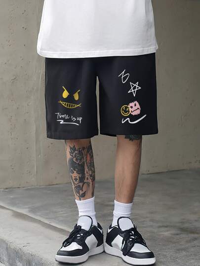 شورت رجالي فضفاض برباط يتضمن رسم كرتوني وطباعة بالحروف