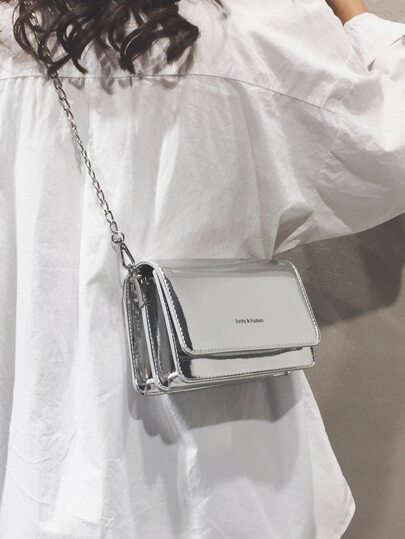 Bolsa cuadrada con solapa, ligera, de negocios informales con gráficos de letras metálicas para adolescentes, mujeres estudiantes universitarias, novatos y trabajadores de cuello blanco. Perfecta para oficina, universidad, trabajo, negocios, transporte, exteriores, viajes, salidas, funky, punk y bolsa para ropa de calle.