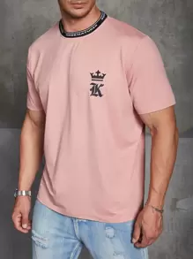 Manfinity Homme Hombres Camiseta con estampado de corona y letra - Rosa Pálido - Ver 1