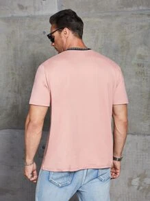 Manfinity Homme Hombres Camiseta con estampado de corona y letra - Rosa Pálido - Ver 2