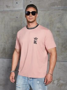 Manfinity Homme Hombres Camiseta con estampado de corona y letra - Rosa Pálido - Ver 3