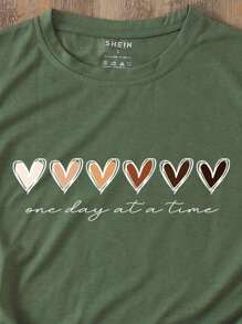 SHEIN LUNE Camiseta con estampado de corazón y slogan - Verde militar - Ver 3