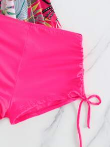 Tankini de verano con estampado tropical y volantes en el bajo