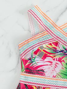 Tankini de verano con estampado tropical y volantes en el bajo