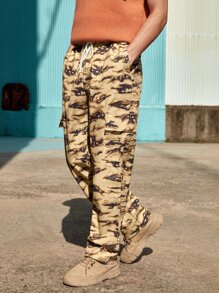 ROMWE MEN Guys Camo Print Flap Pocket Side Cargo Pants - Khaki - View 4