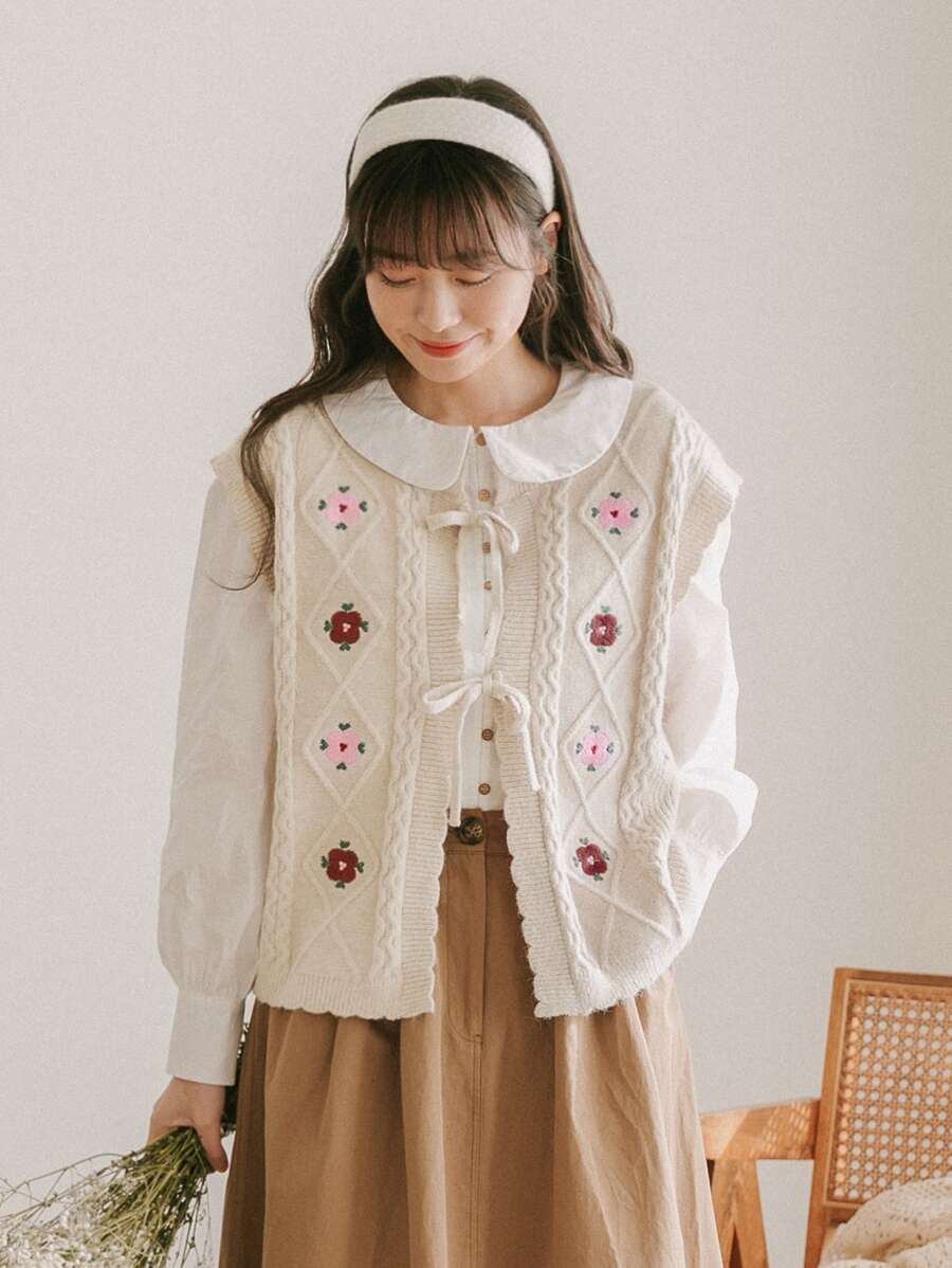 DAZY 花卉刺繡前繫帶毛衣背心不帶襯衫 - 米色 - 查看 1