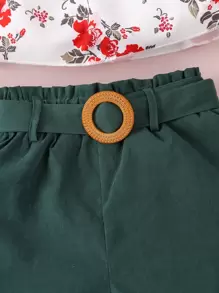 小女童印花泡泡袖上衣和附腰帶短褲