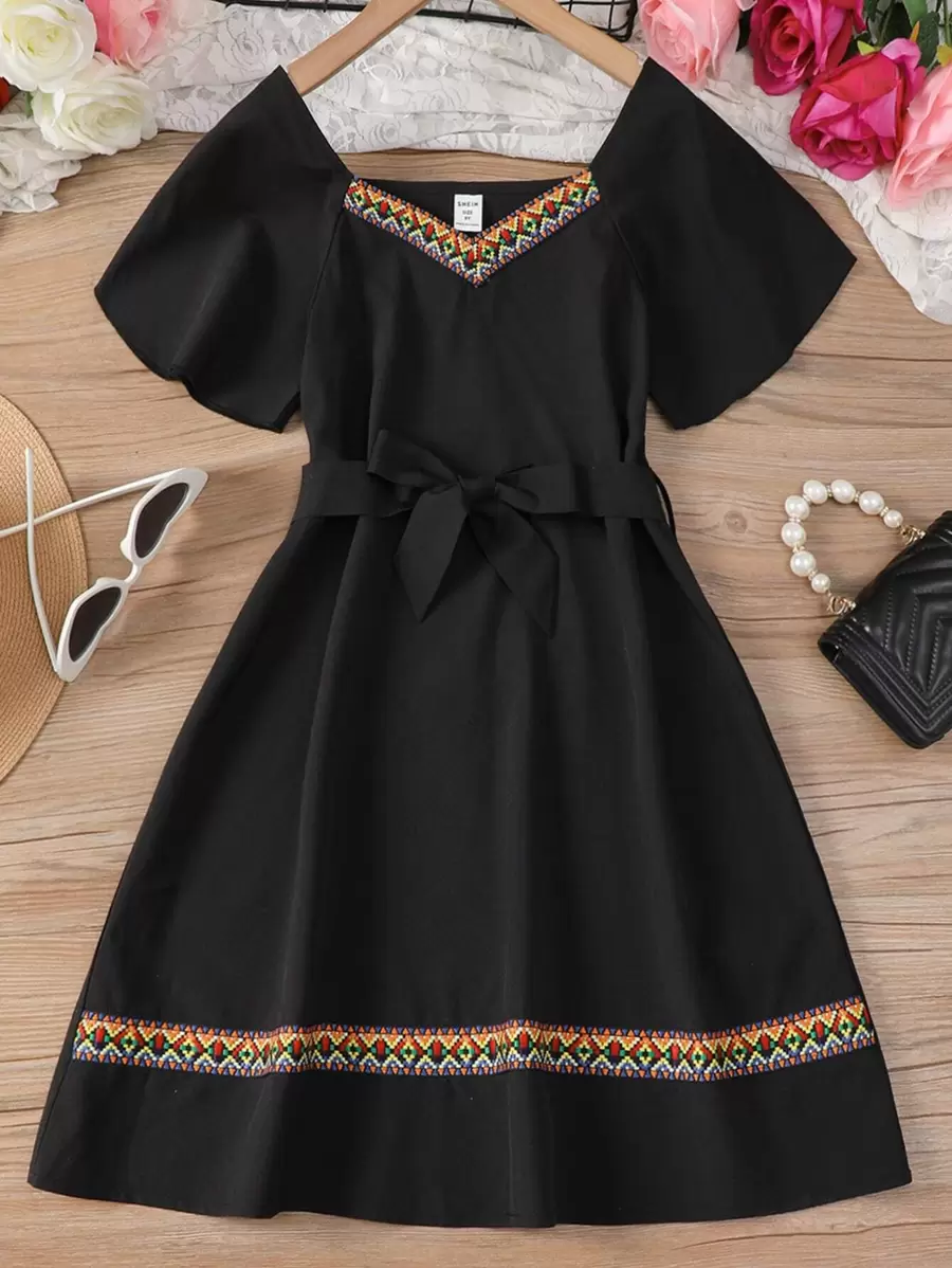 SHEIN 女孩拼接幾何織帶蝴蝶袖繫腰帶連衣裙 - 黑色 - 查看 1